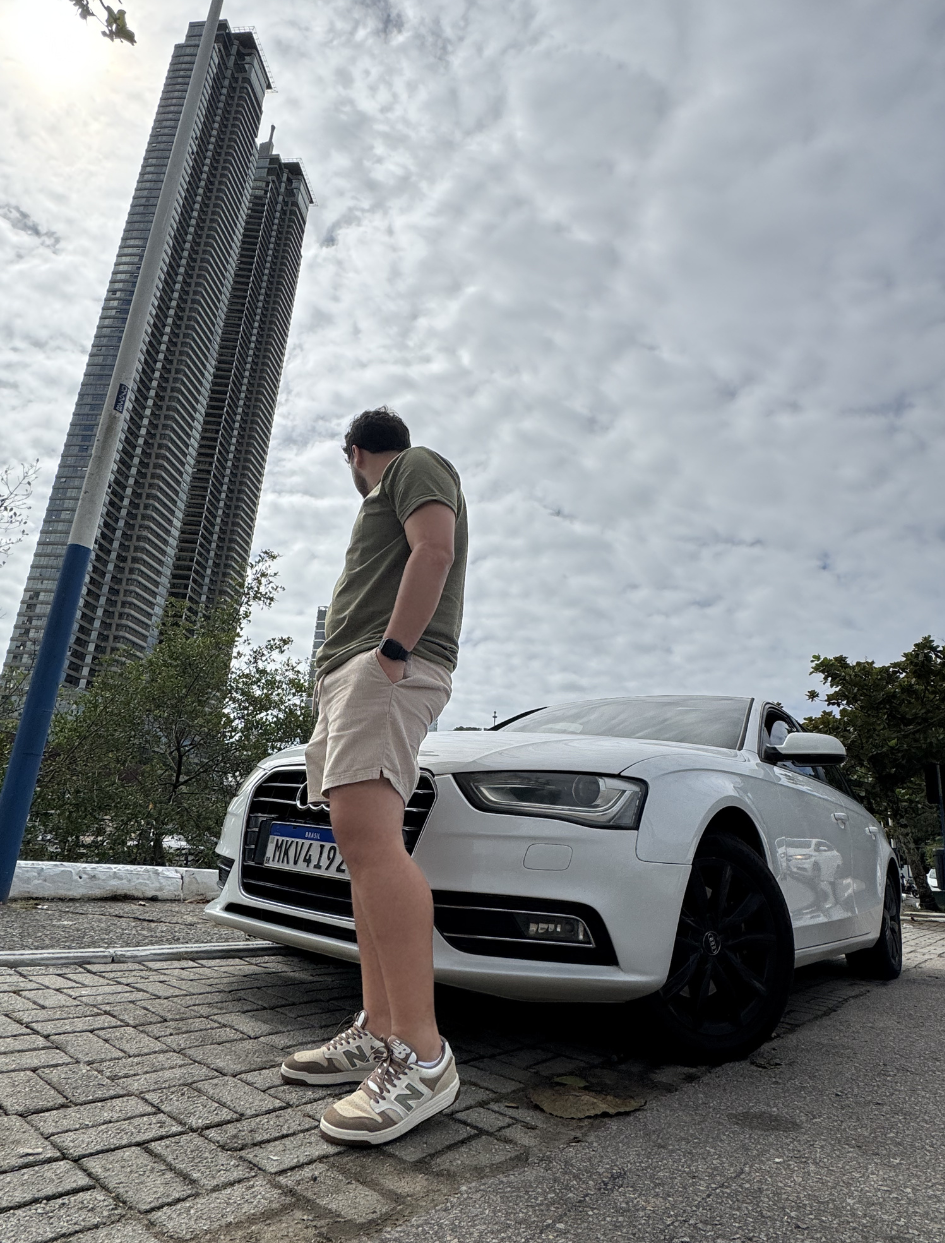 Matheus Bueno com sua Audi A4